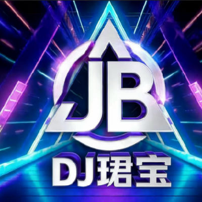 J��